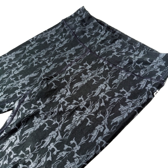 🖤 Fabletics Define PowerHold Capri Leggings – Black Petal Print – Size Small 🖤 - Picture 2 of 7